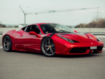 フェラーリ458の車高を下げ、カスタムホイールを装着したスタイリッシュな仕上がり。